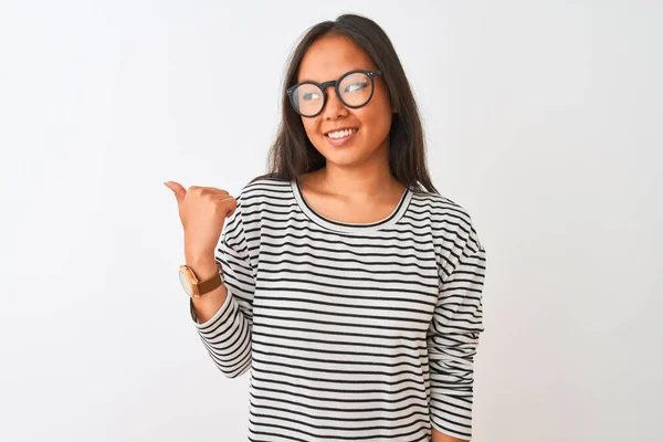 Joven Mujer China Con Camiseta Rayas Gafas Sobre Fondo Blanco — Foto de Stock
