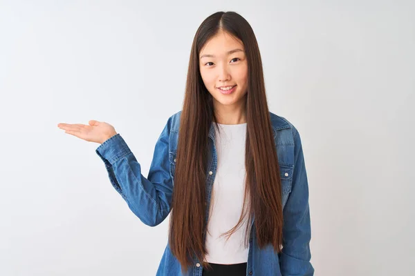 Молодая Китаянка Джинсовой Рубашке Стоит Изолированном Белом Фоне Улыбаясь Веселым — стоковое фото