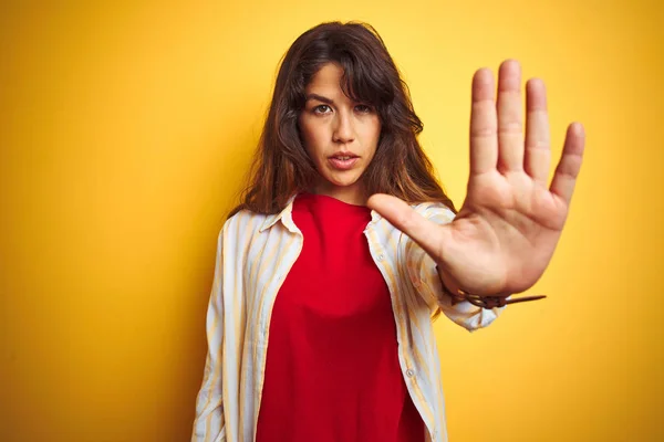 Jonge Mooie Vrouw Draagt Rode Shirt Strepen Shirt Gele Geïsoleerde — Stockfoto