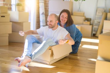 Komik ve çılgın çift bir araba olarak bir cardboad kutusu sürme eğlenin