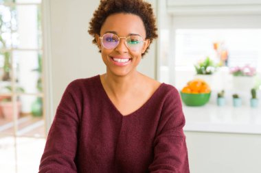 Afro saçlı gözlüklü güzel genç Afrika kadın