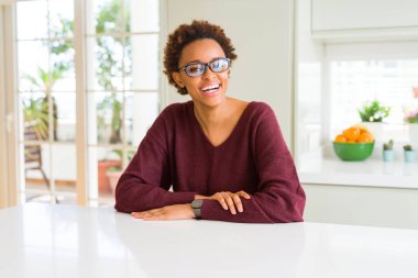 Afro saçlı gözlüklü güzel genç Afrika kadın