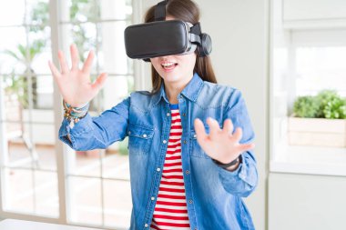 Sanal gerçeklik gözlük gülümseyen ve co giyen genç Asyalı kadın