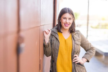 Güzel genç kadın güven ve neşeli üzerinde eğilme gülümseyen 