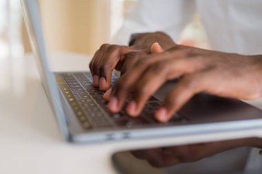 Afrika iş adam el bilgisayar laptop klavye kullanarak çalışma yakın çekim