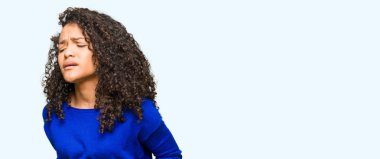 Kıvırcık saçlı genç güzel kadın midesinde el ile kış kazak giyiyor çünkü hazımsızlık, ağrılı hastalık duygusu. Ağrı kavramı.