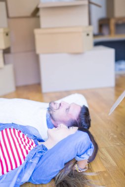 Mutlu çift yeni daireye taşınıyor. 