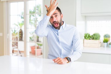 Yakışıklı İspanyol iş adamı hata için baş el ile sürpriz, yanlış hatırlıyorum. Unuttum, kötü bellek kavramı.