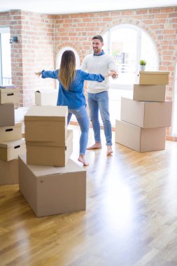 Karton kutular etrafında yeni evde dans genç güzel çift