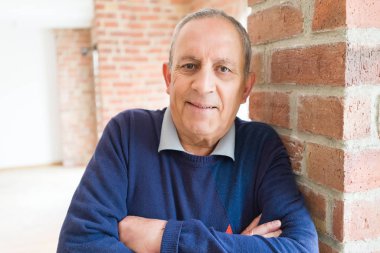 Yakışıklı orta yaş kıdemli neşeli, mutlu gülümseyen adam ve yerine koymak