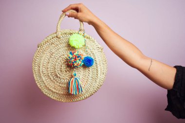 Hasır çanta tutan kadının eli