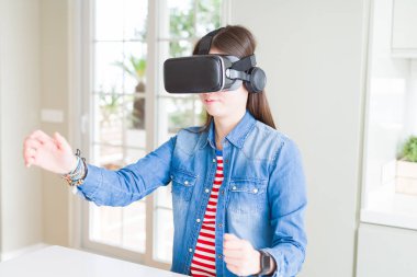 Sanal gerçeklik gözlük gülümseyen ve co giyen genç Asyalı kadın