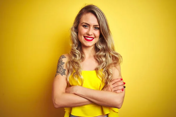 Jovem Mulher Attactive Vestindo Camiseta Sobre Fundo Amarelo Isolado Rosto — Fotografia de Stock