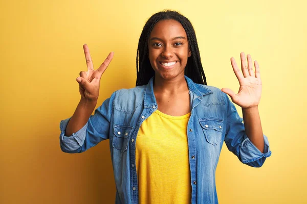 Mladá Afroameričanka Džínové Košili Stojící Nad Izolovaným Žlutým Pozadím Ukazující — Stock fotografie