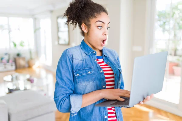 Giovane Ragazza Afroamericana Piedi Lavorare Utilizzando Computer Portatile Spaventato Stato — Foto Stock