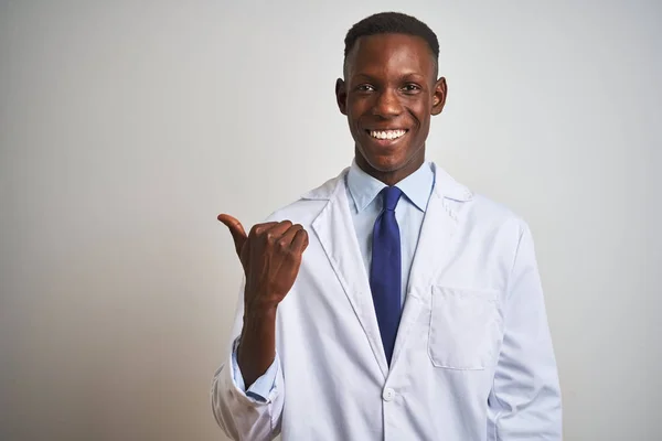 Jovem Médico Afro Americano Vestindo Casaco Sobre Fundo Branco Isolado — Fotografia de Stock