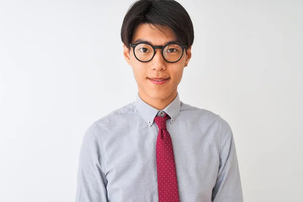 Hombre Negocios Chino Con Corbata Gafas Pie Sobre Fondo Blanco — Foto de Stock