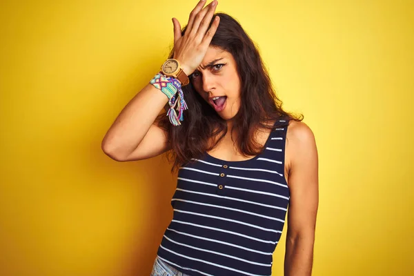 Jovem Mulher Bonita Vestindo Shirt Listrada Sobre Fundo Amarelo Isolado — Fotografia de Stock