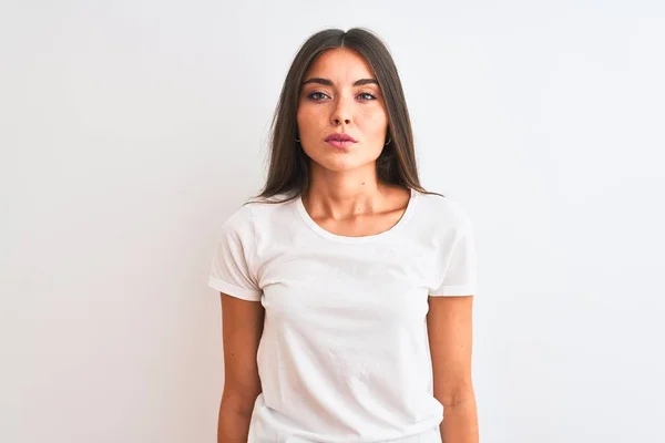 Jovem Mulher Bonita Vestindo Camiseta Casual Sobre Fundo Branco Isolado — Fotografia de Stock