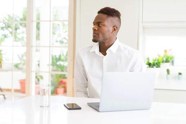 Afrikanisch Amerikanischer Geschäftsmann Arbeitet Mit Laptop Zur Seite Schauen Entspannen — Stockfoto