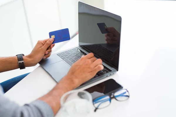Ο άνθρωπος χρησιμοποιεί την πιστωτική κάρτα ως πληρωμή μου όταν Shopping online usin — Φωτογραφία Αρχείου