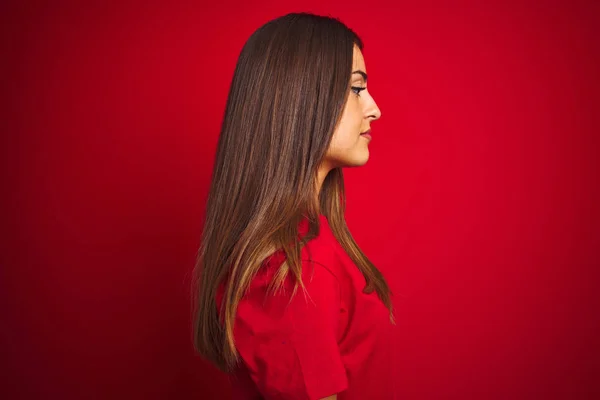 Tişört Giyen Genç Güzel Bir Kadın Zole Edilmiş Kırmızı Arka — Stok fotoğraf