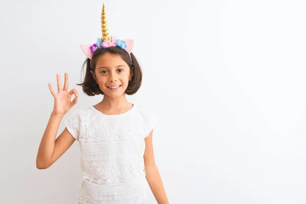 Belle Enfant Fille Portant Diadème Licorne Debout Sur Fond Blanc — Photo