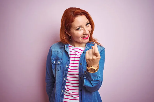 Mulher Ruiva Bonita Vestindo Camisa Jeans Camiseta Listrada Sobre Fundo — Fotografia de Stock