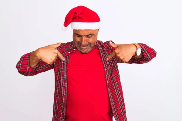 Mann Mittleren Alters Mit Weihnachtsmütze Steht Vor Isoliertem Weißem Hintergrund — Stockfoto
