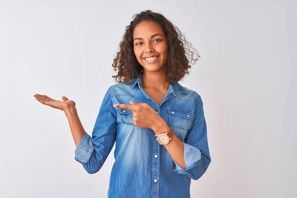 Mujer Brasileña Joven Con Camisa Mezclilla Pie Sobre Fondo Blanco —  Fotos de Stock