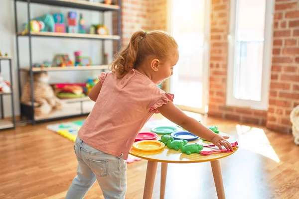 Vacker Blond Småbarn Flicka Spelar Måltider Med Hjälp Plast Mat — Stockfoto