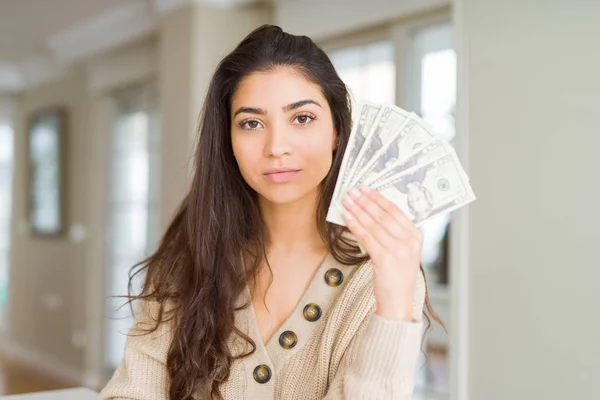 Junge Frau Hält Dollar Banknoten Mit Selbstbewusstem Gesichtsausdruck — Stockfoto