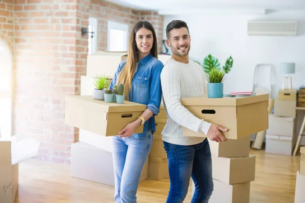 Junges Paar Zieht Eine Neue Wohnung Und Lächelt Glücklich Mit — Stockfoto