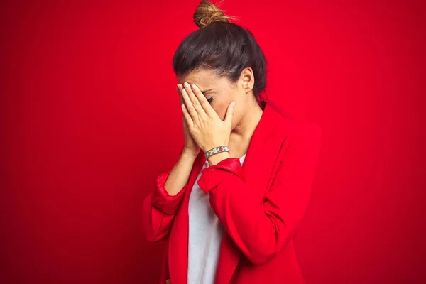 泣きながら手で顔を覆い悲しい表情で赤い孤立した背景の上に立つ若い美ビジネスウーマン うつ病の概念 — ストック写真