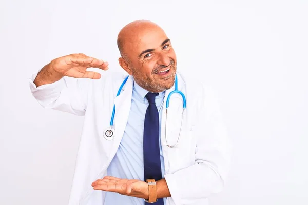 Pria Dokter Usia Pertengahan Mengenakan Stetoskop Dan Dasi Berdiri Atas — Stok Foto