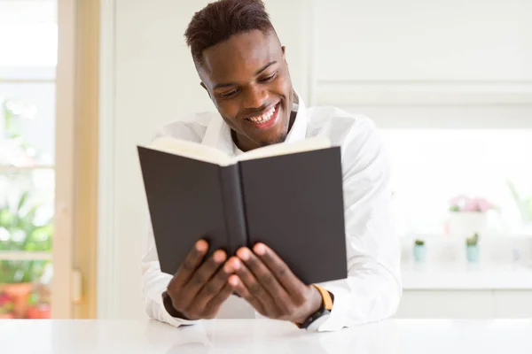 Fiatal Afrikai Ember Olvas Egy Könyvet Tanul Univeristy Mosolygó Magabiztos — Stock Fotó