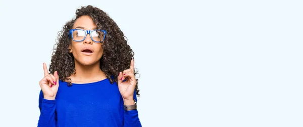Young Beautiful Woman Curly Hair Wearing Glasses Amazed Surprised Looking — Stock Photo, Image