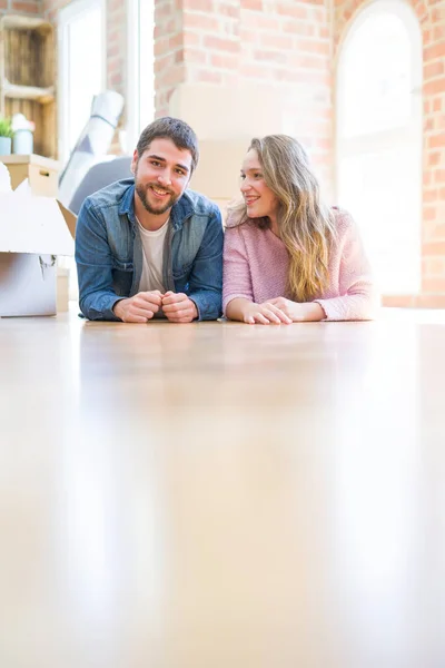 Junges schönes verliebtes Paar entspannt auf dem Boden liegend — Stockfoto