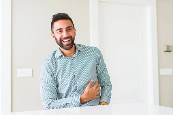 Bonito homem sorrindo alegre com um grande sorriso na cara mostrando t — Fotografia de Stock