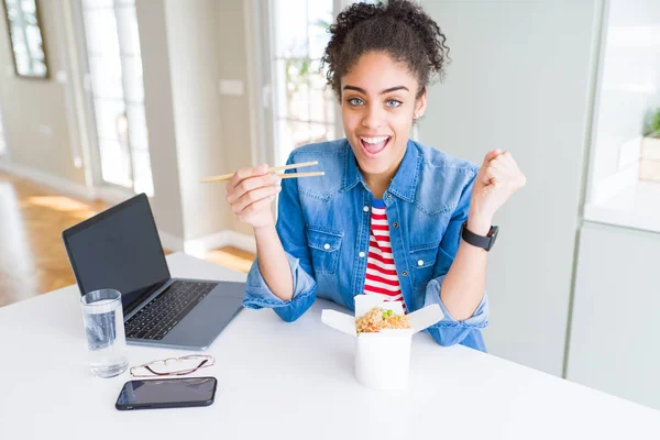 Young African American Business Woman Working Eating Asian Noodles Screaming — Stock Photo, Image