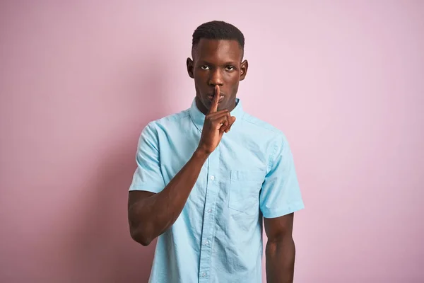 Hombre Afroamericano Con Camisa Casual Azul Pie Sobre Fondo Rosa — Foto de Stock