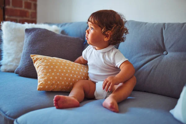 Schönes Kleines Mädchen Mit Weißem Shirt Das Auf Dem Sofa — Stockfoto