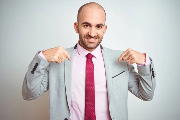 Jovem Homem Negócios Vestindo Terno Gravata Roxa Sobre Fundo Isolado — Fotografia de Stock