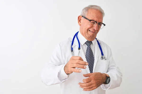 Médecin Chevelu Portant Stéthoscope Debout Sur Fond Blanc Isolé Expression — Photo