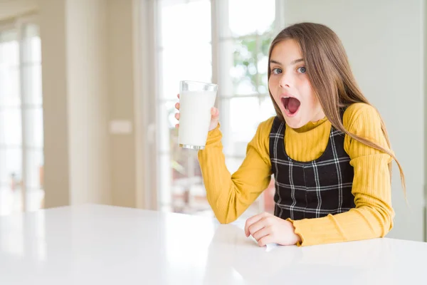 Hermosa Jovencita Goteando Vaso Leche Fresca Asustada Shock Con Una — Foto de Stock