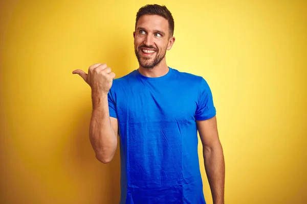 Joven Hombre Guapo Usando Casual Azul Camiseta Sobre Amarillo Aislado — Foto de Stock