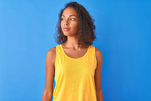 Mladá Brazilka Nosí Žluté Tričko Stojící Nad Izolovaným Modrým Pozadím — Stock fotografie