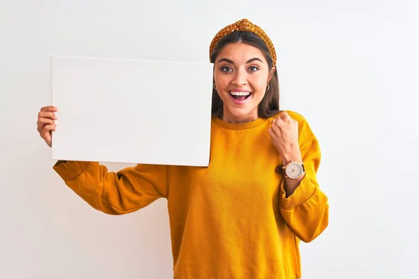 Giovane Bella Donna Indossa Diadema Tenendo Banner Sfondo Bianco Isolato — Foto Stock