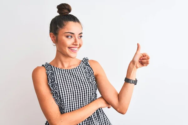 Vacker Kvinna Med Bulle Bär Casual Dresss Stående Över Isolerad — Stockfoto