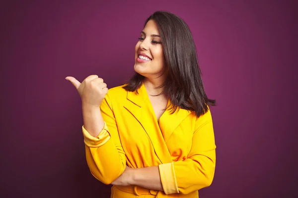 Junge Schöne Brünette Frau Trägt Elegante Gelbe Jacke Über Lila — Stockfoto